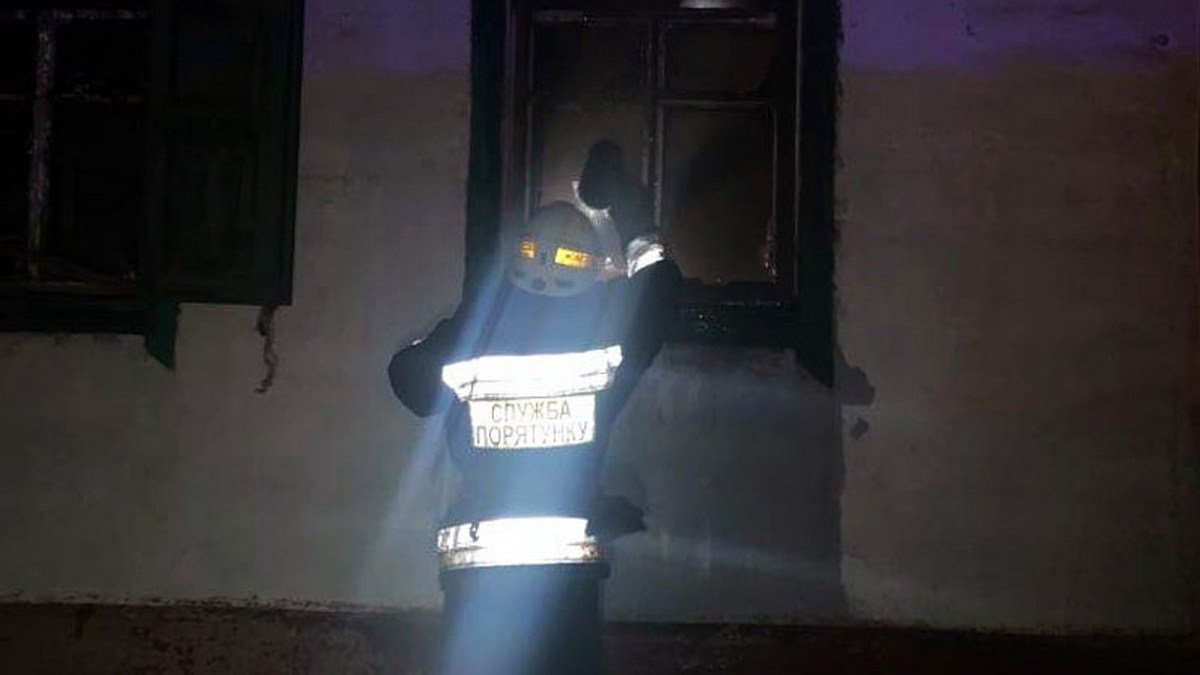 В Днепре на Бережной горел частный дом: погибла женщина