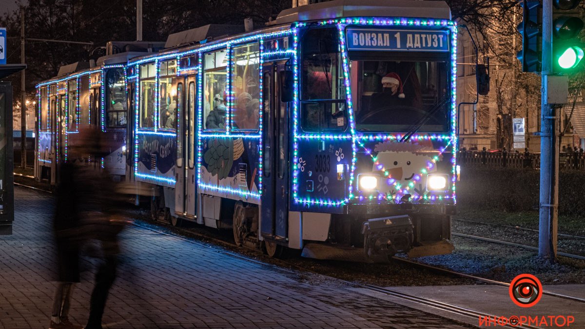 Новогодний трамвай, спасенные жизни и праздничные елочки: топ хороших новостей недели