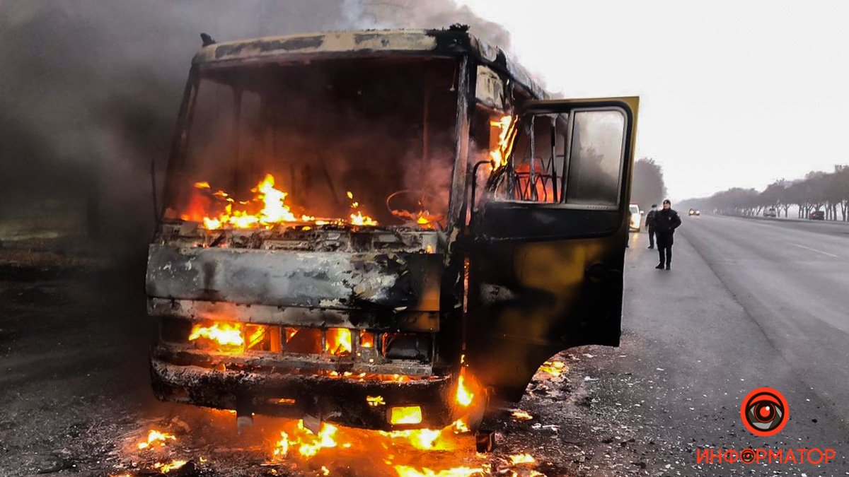 В Днепре на Криворожском шоссе загорелся автобус с пассажирами