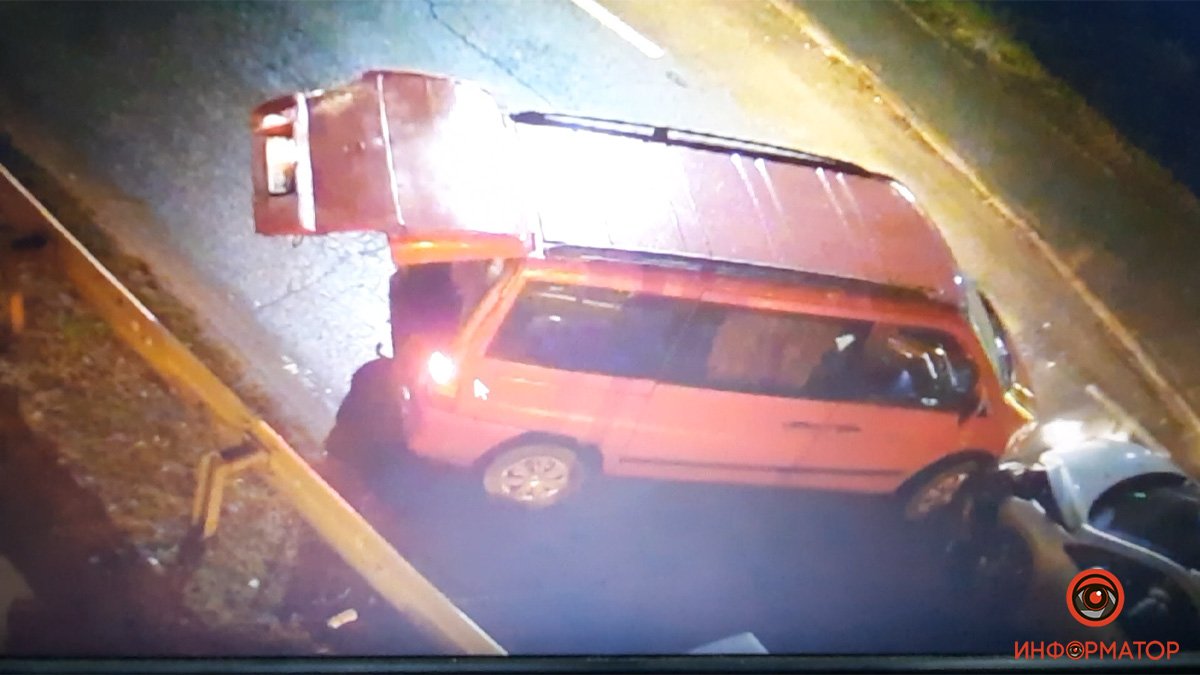 В Днепре на Полтавском шоссе Peugeot "в лоб" ударил Mercedes: видео момента аварии