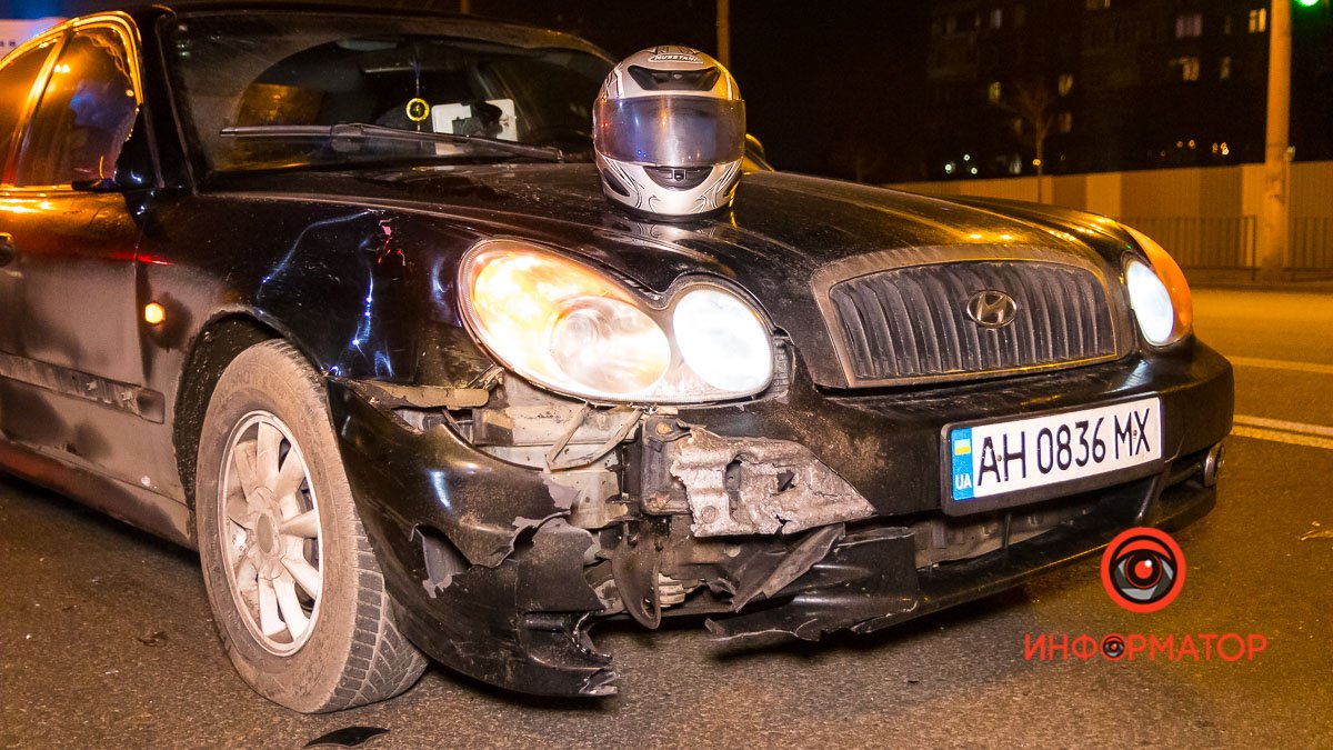В Днепре на Слобожанском проспекте Hyundai сбил мопедиста: мужчину забрала скорая