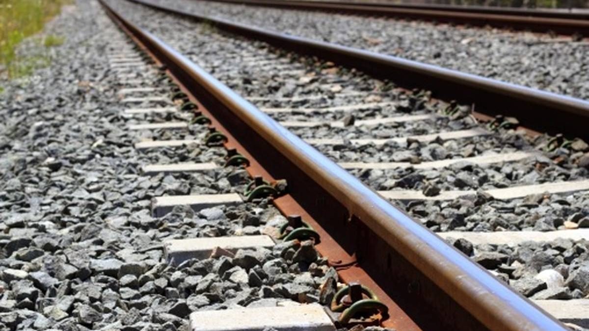 Возле Кривого Рога 28-летнему мужчине поездом отрезало ногу