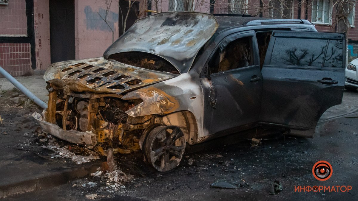 В Днепре сгорело авто с наклейкой "антикоррупционный совет"