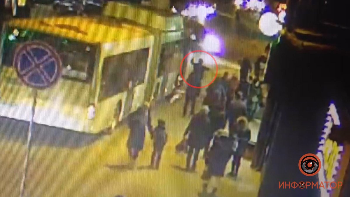 В Днепре на Калиновой автобус наехал на ногу мужчине, который пытался остановить его: видео момента