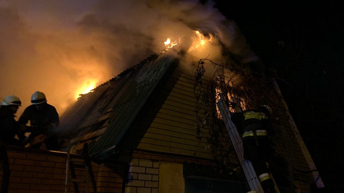 В Днепре горел двухэтажный жилой дом: пожар тушили больше часа