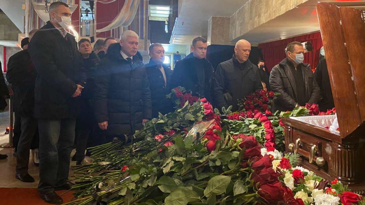Похороны Геннадия Кернеса в Харькове: на церемонию прощания приехал мэр Днепра Борис Филатов