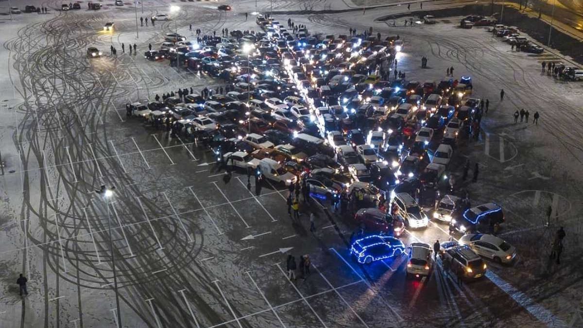 В Днепре соберут новогоднюю автоелку и попытаются побить рекорд Украины