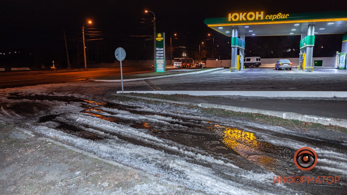 В Днепре улицу рядом с проездом Гальченко второй день заливает водой: дорога превратилась в кашу из льда и снега