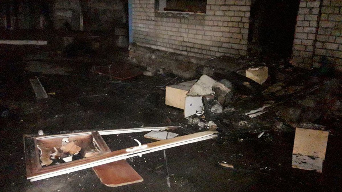 В Днепре на Шинной горела пристройка охраны завода: мужчину забрала скорая