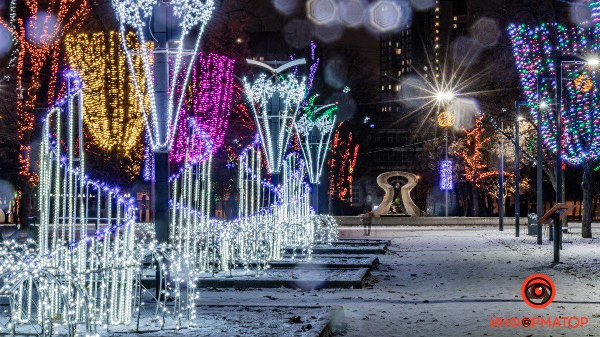 В свете праздничных огней: как в Днепре выглядит новогодний сквер Героев