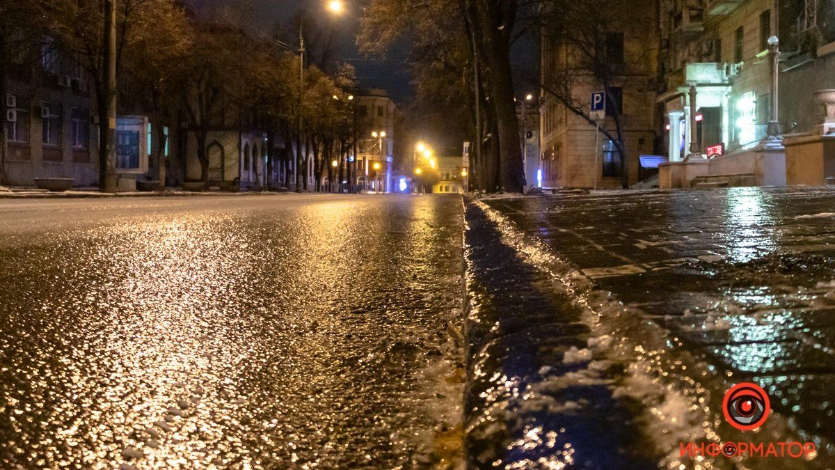 Осторожно, гололед: улицы и тротуары Днепра превратились в каток