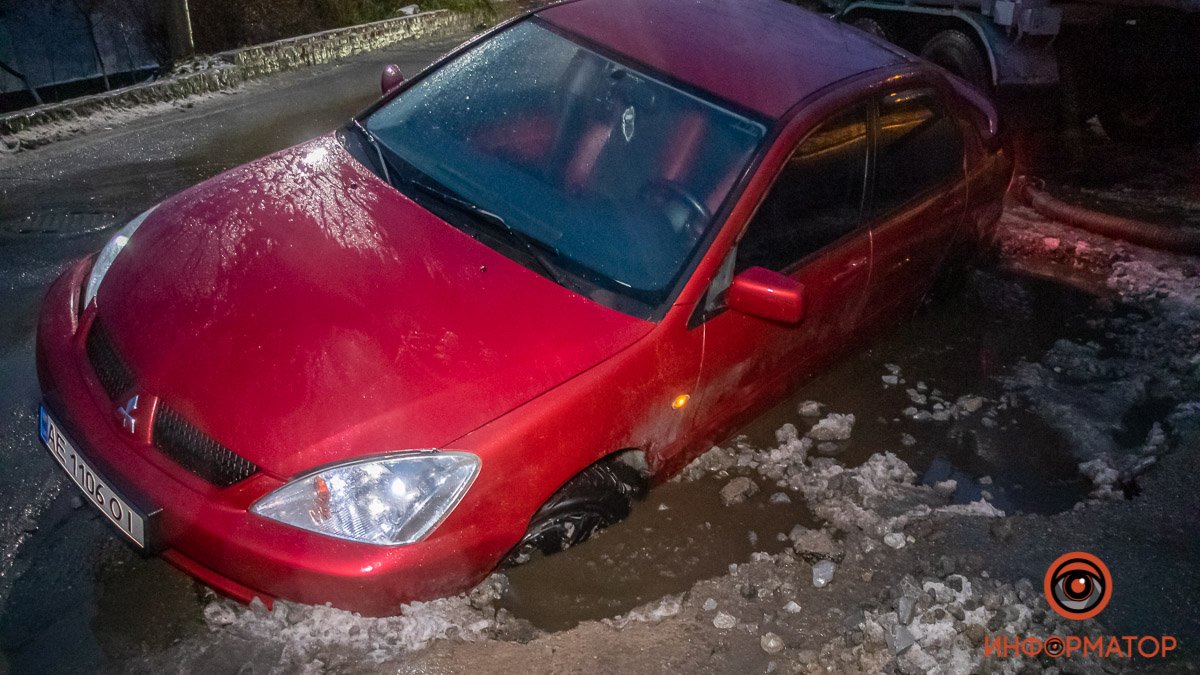 В Днепре на Гусенко Mitsubishi провалился в яму с водой
