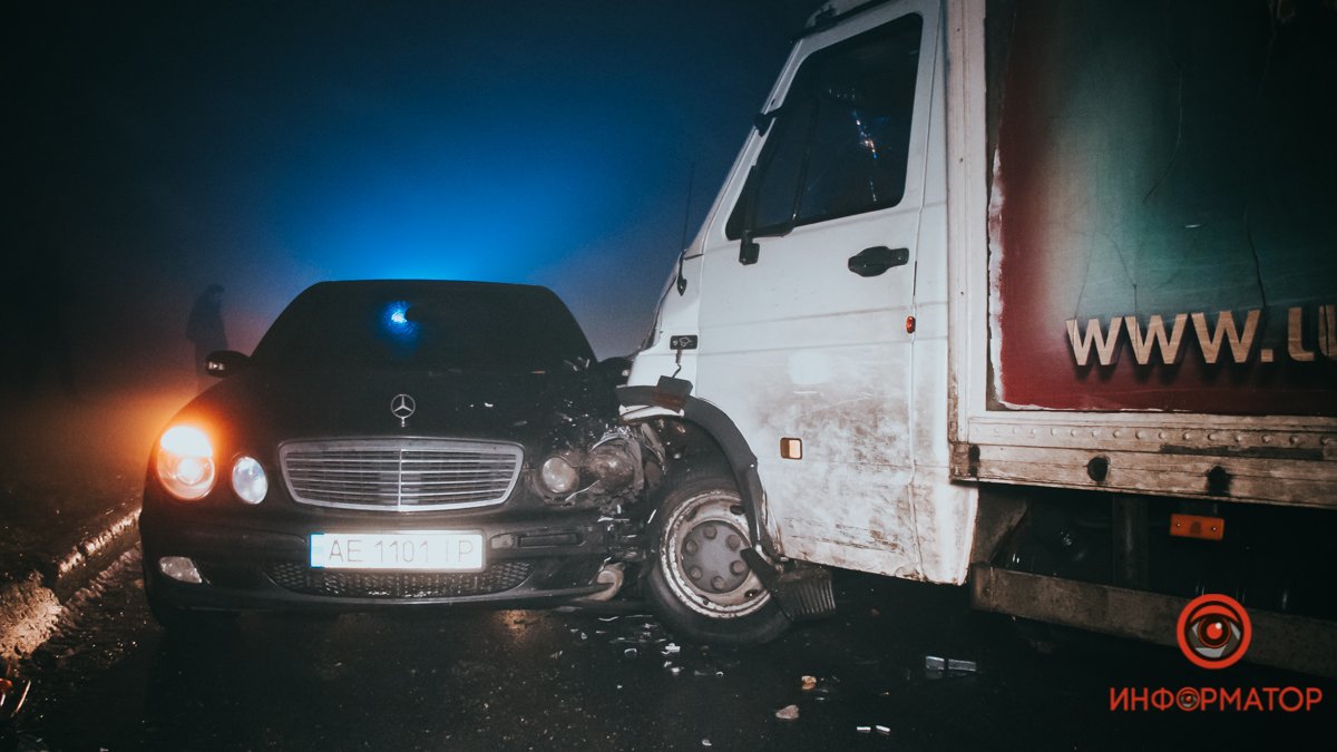 В Днепре на Маршала Малиновского столкнулись Mercedes, грузовик и фура