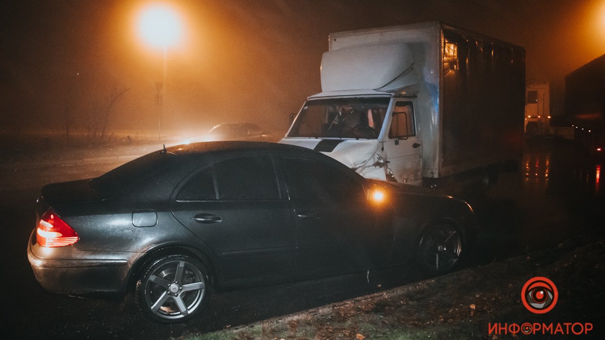 В Днепре на Маршала Малиновского столкнулись Mercedes, грузовик и фура: видео момента