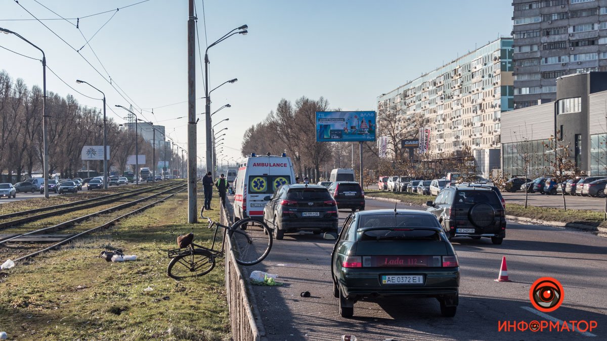 В Днепре на Донецком шоссе ВАЗ насмерть сбил мужчину, который шел с велосипедом по "зебре"