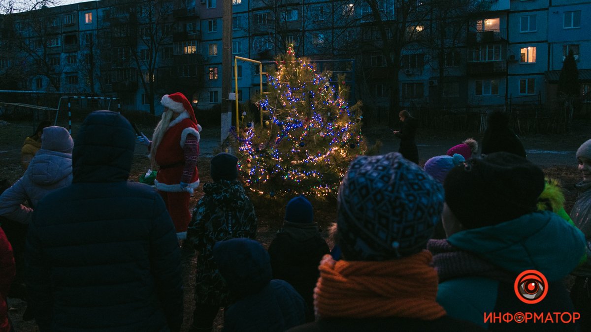В Днепре на Игрени жители сами установили елочку и пригласили Деда Мороза