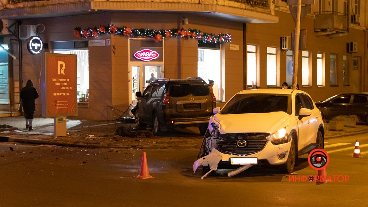 В Днепре Toyota столкнулась с Mazda, вылетела на тротуар и врезалась в магазин "АВК"