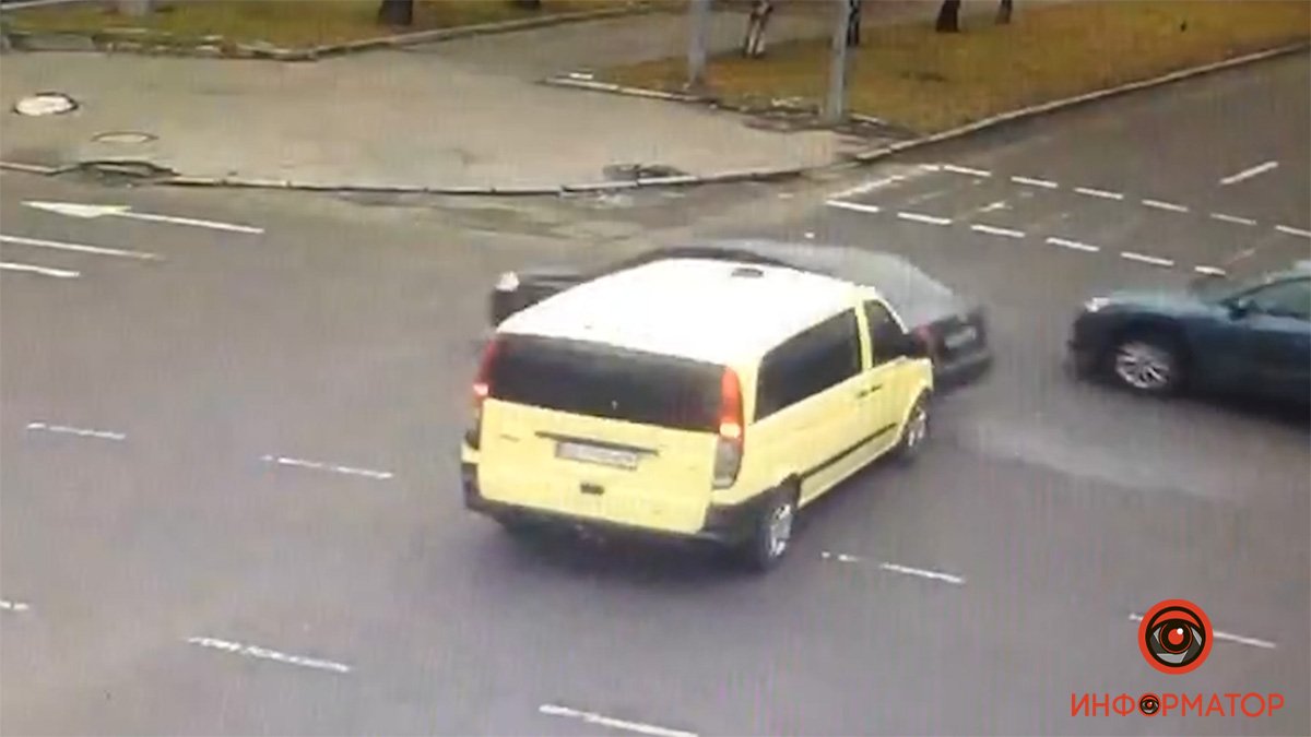В Днепре на Поля столкнулись Mercedes и Chevrolet: видео момента
