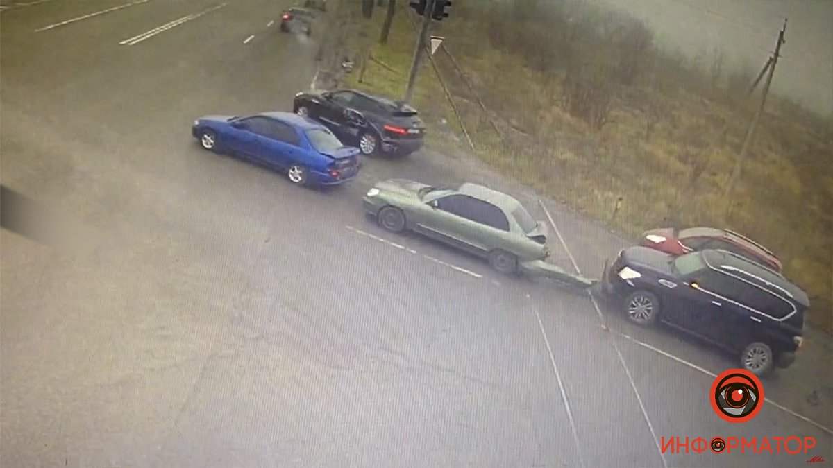 В Днепре на Яснополянской Nissan въехал в Daewoo и Mazda: видео момента