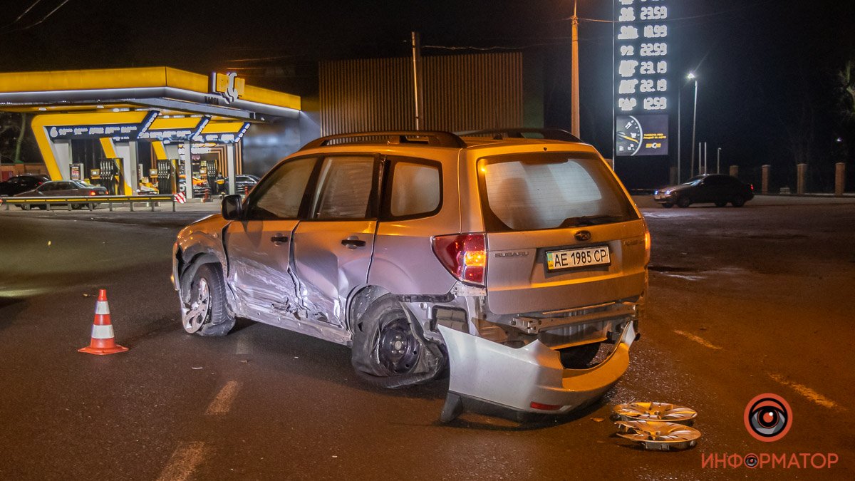 В Днепре на Лисиченко Honda врезалась в Subaru: машина отлетела в забор