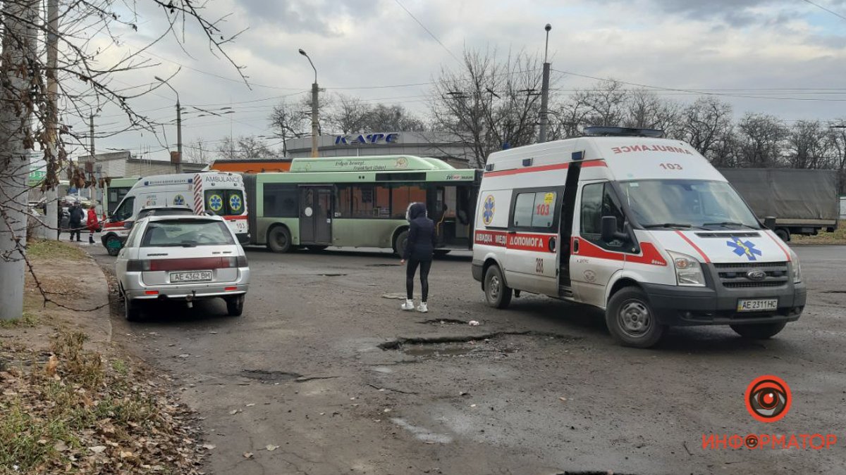 В Днепре на Лисиченко столкнулись Opel, Газель и автобус: есть пострадавшие