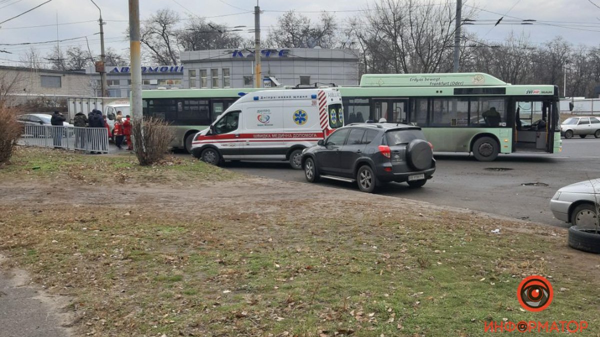 В Днепре на Лисиченко столкнулись Opel, Газель и автобус: видео момента