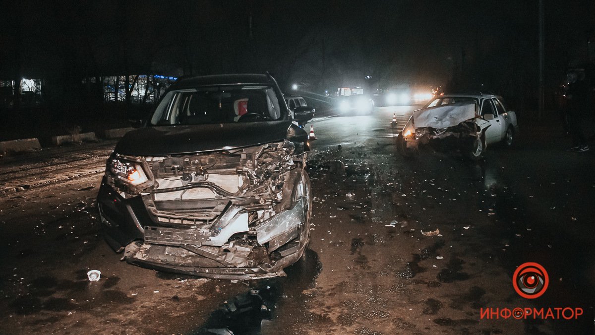 В Днепре на Курсантской столкнулись Ford и Nissan: пострадал мужчина
