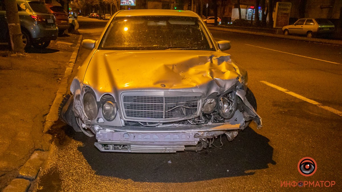 В Днепре на Сичеславской Набережной водитель Mercedes ударил два автомобиля и скрылся