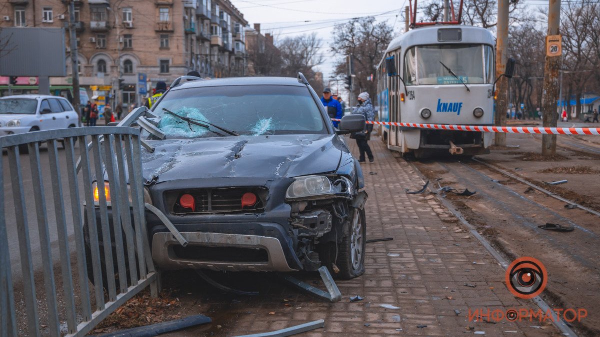 В Днепре ищут свидетелей аварии на Поля, где Volvo выехал на остановку и сбил женщину: пострадавшая в тяжелом состоянии