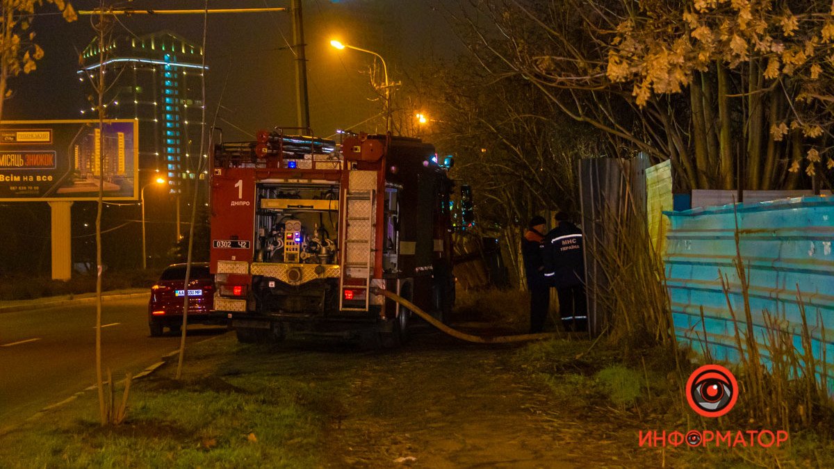 В Днепре напротив автосалона Lexus на Набережной Победы горел частный дом: погибли три человека