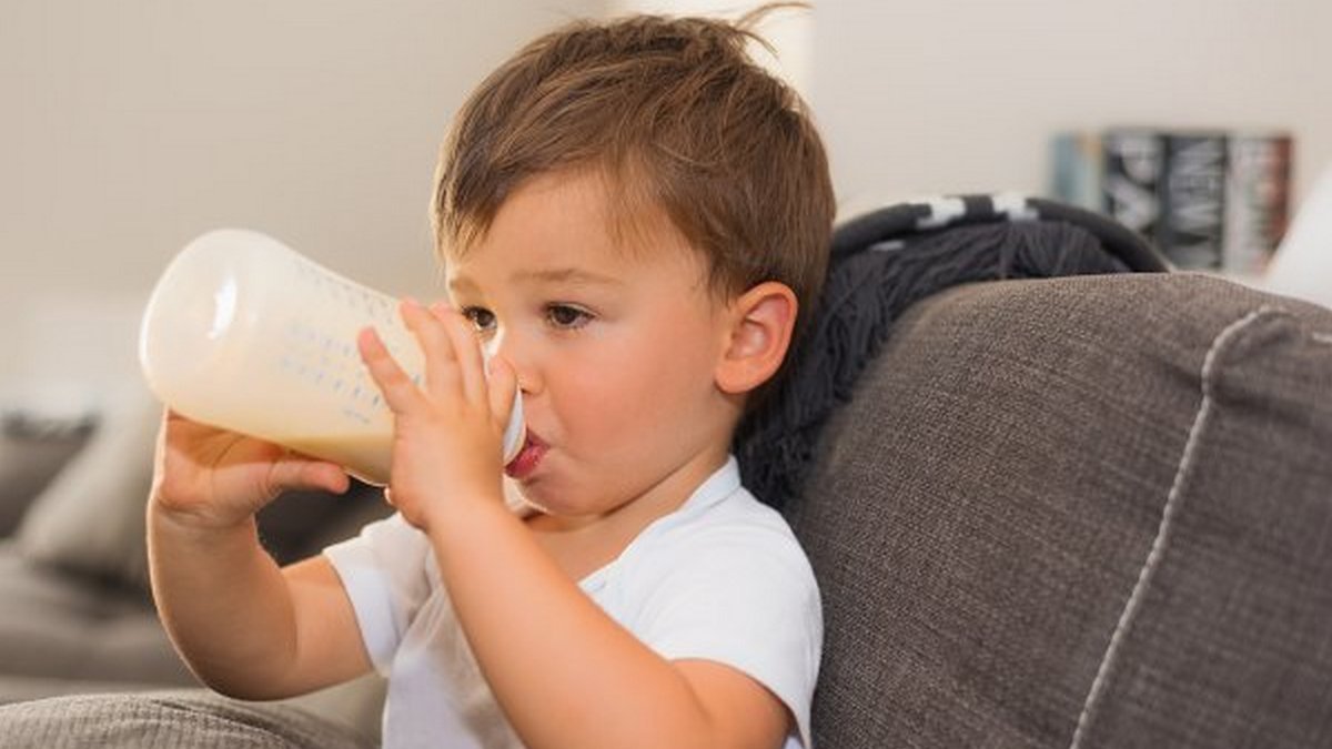 В Днепре язык ребенка застрял в бутылке из-под молока: пришлось ехать в больницу