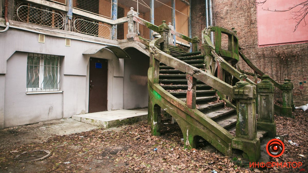 В Днепре планируют отремонтировать лестницу особняка на Шевченко: как она выглядит сейчас