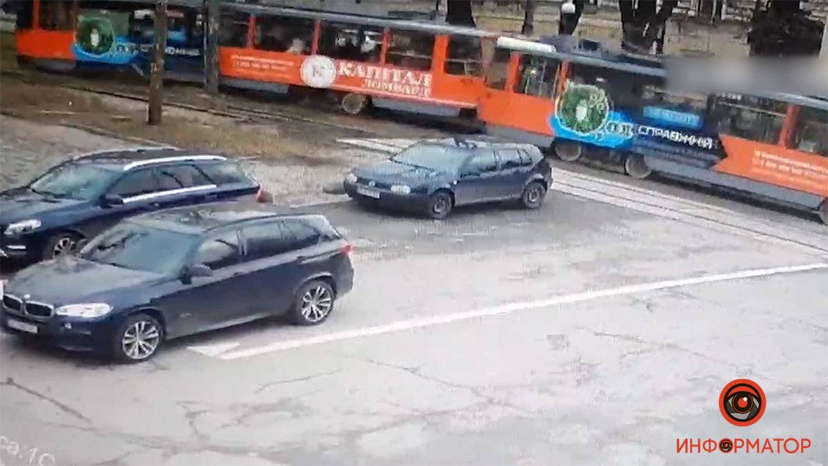 В Днепре на проспекте Яворницкого трамвай №1 сошел с рельсов: видео момента