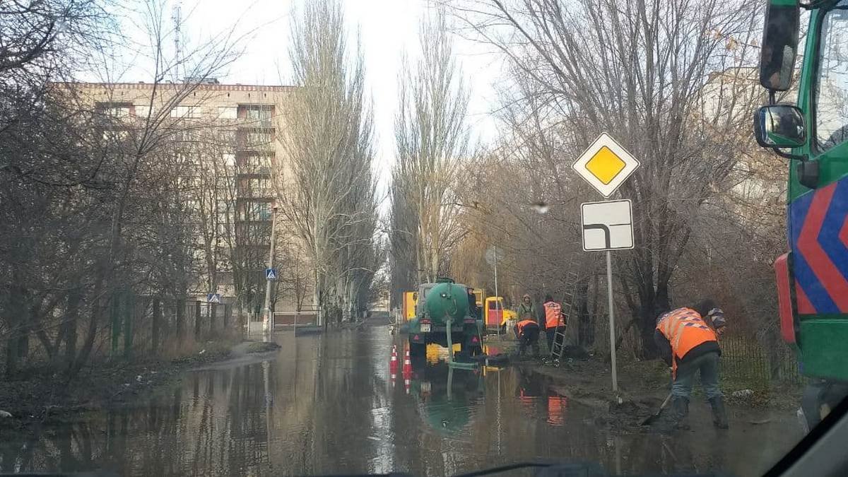 В Днепре на Менделеева из-за аварии улицу заливает водой