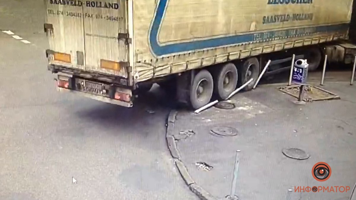 В Днепре на Крутогорном спуске фура снесла столбики на тротуаре и скрылась: видео момента