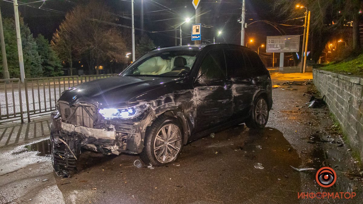 В Днепре возле Мерефо-Херсонского моста BMW снес ограждение и ударился в стену