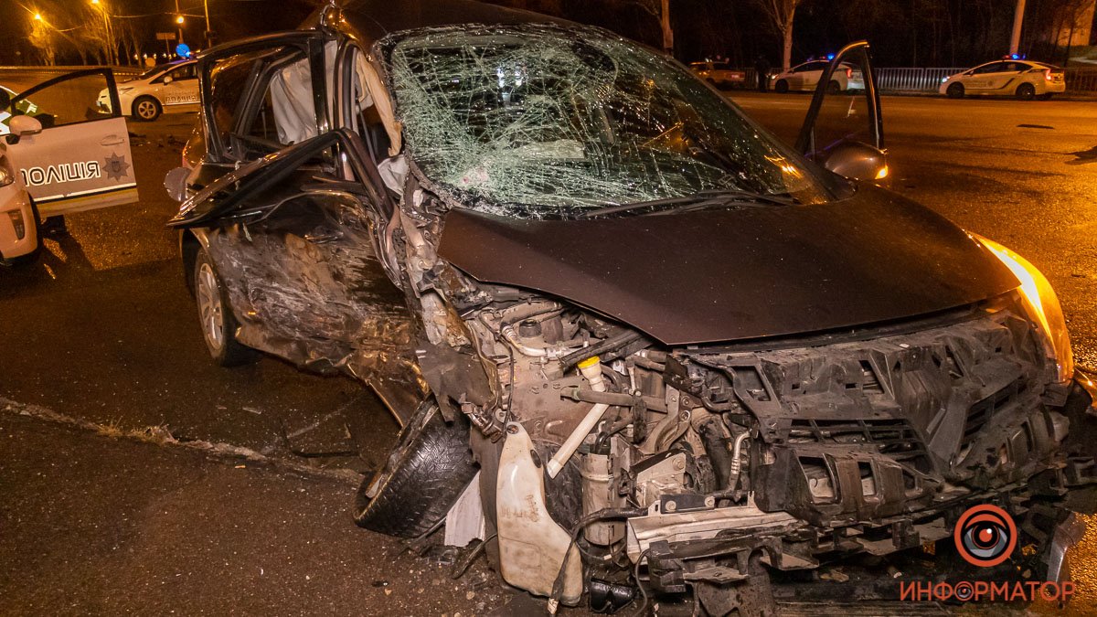 В Днепре на Запорожском Шоссе столкнулись Mercedes и Renault: двоих человек забрала скорая