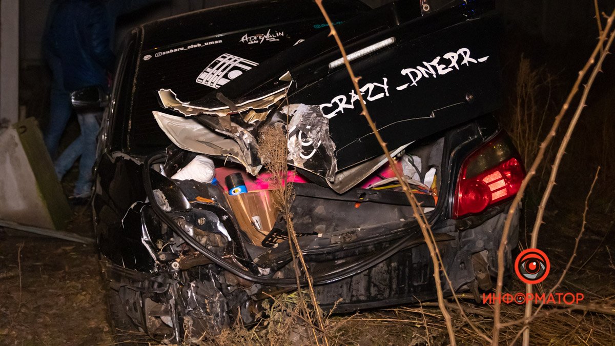 В Днепре на Любарского Subaru сбил курьера Glovo и вылетел в кювет