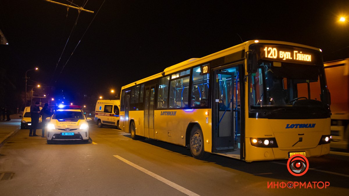 В Днепре на проспекте Героев мужчина бросился под колеса автобуса: видео момента