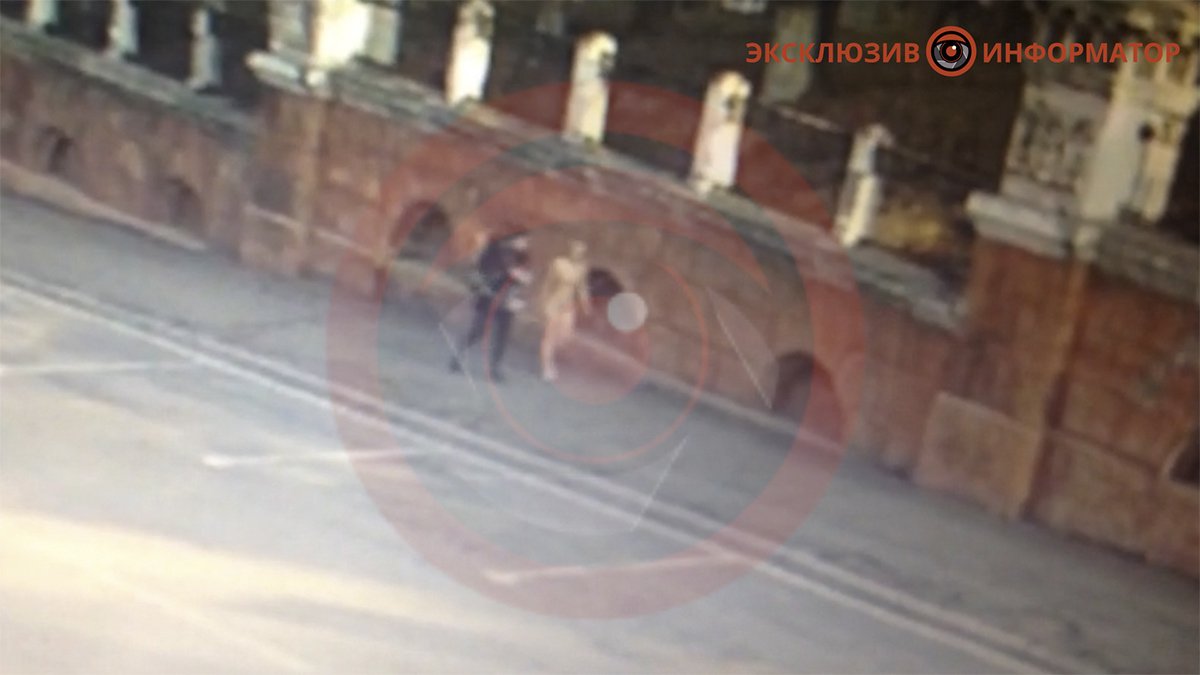 В центре Днепра гуляла голая и босая женщина: видео