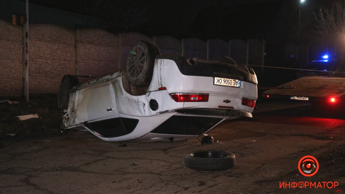 В Днепре Camaro влетел в Volkswagen и перевернулся: пострадал мужчина