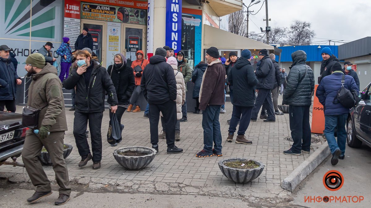 В Днепре возле Курчатовского рынка собралось много людей: что происходит