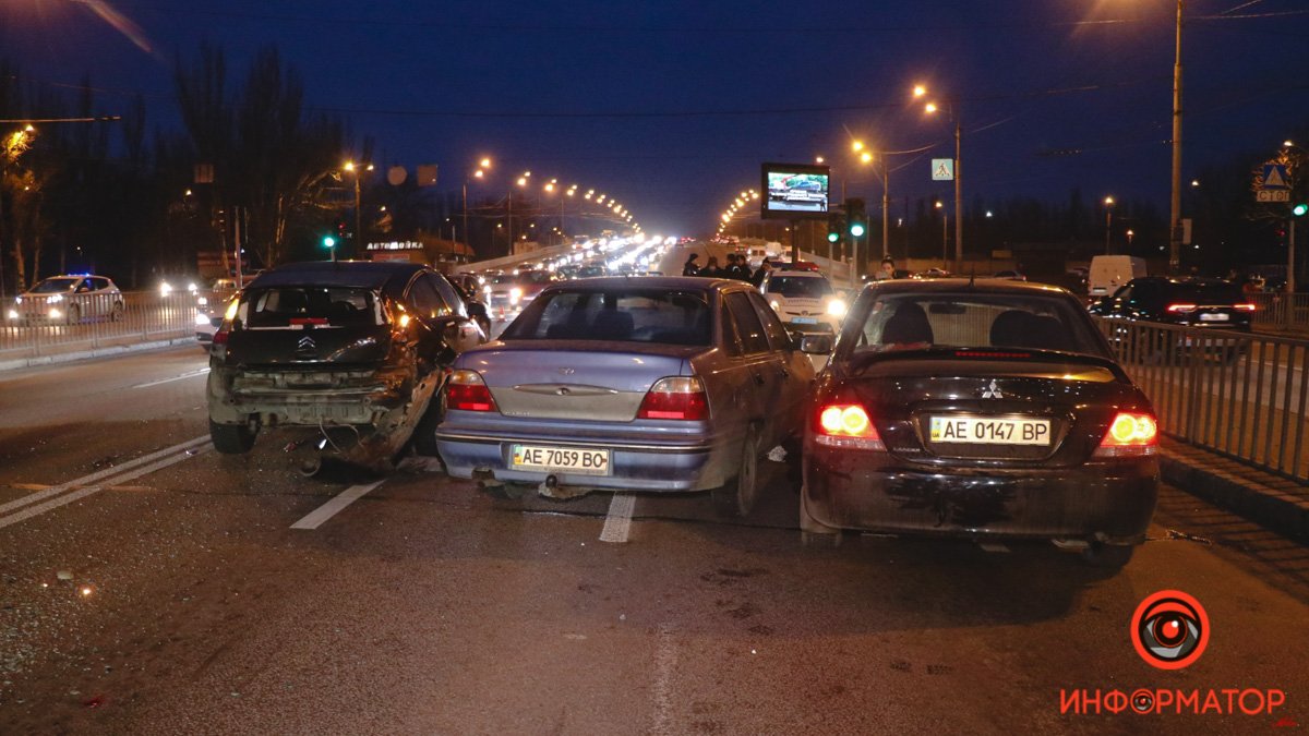 В Днепре на Слобожанском пьяный мужчина на Daewoo влетел в Citroen и Mitsubishi: пострадала женщина, образовалась пробка