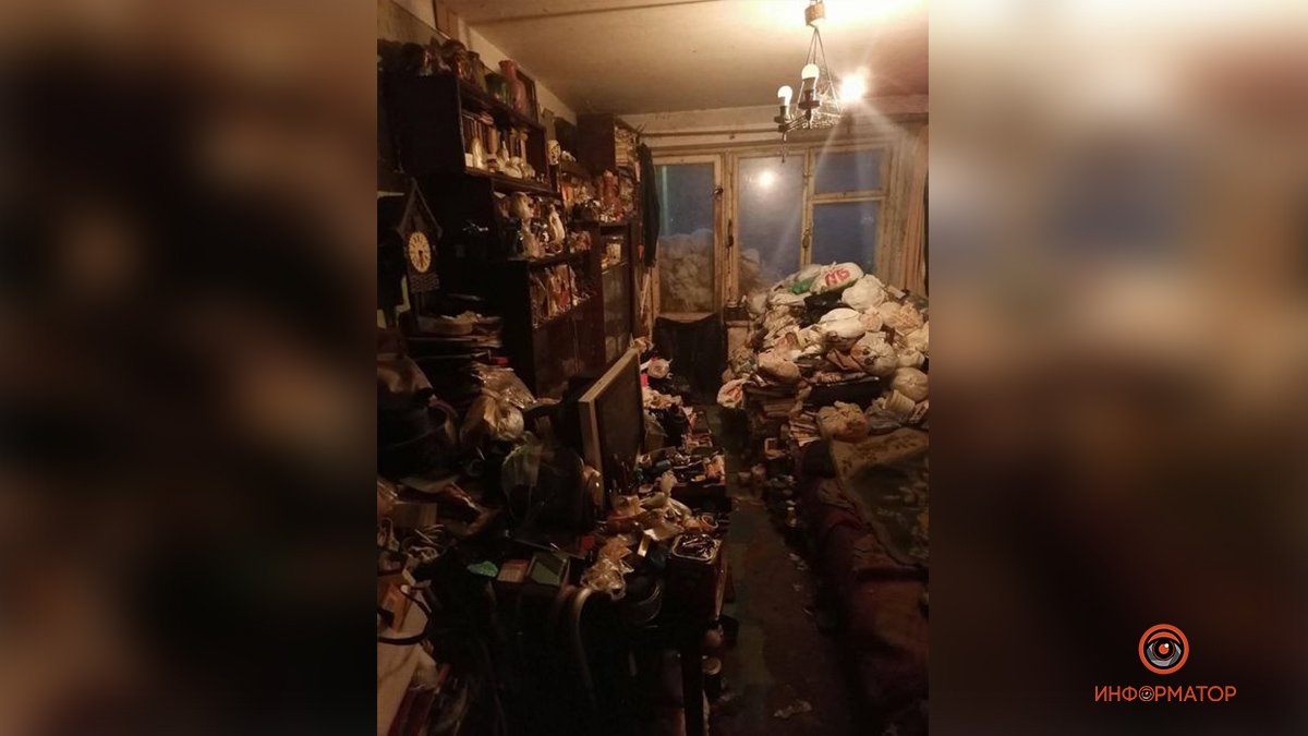 В Днепре на Набережной Победы мужчина превратил свою квартиру в свалку и отравляет жизнь соседям