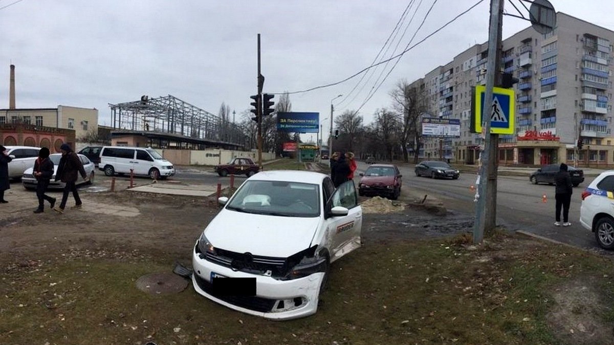 В Новомосковске от удара с Daewoo Volkswagen вылетел на тротуар, где стояли люди: погибла 2-летняя девочка