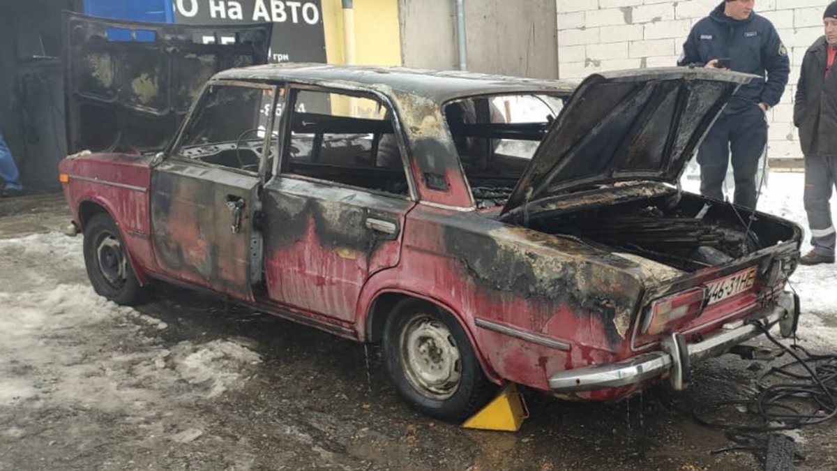 В Днепре в гараже на Журналистов после установки ГБО загорелся ВАЗ