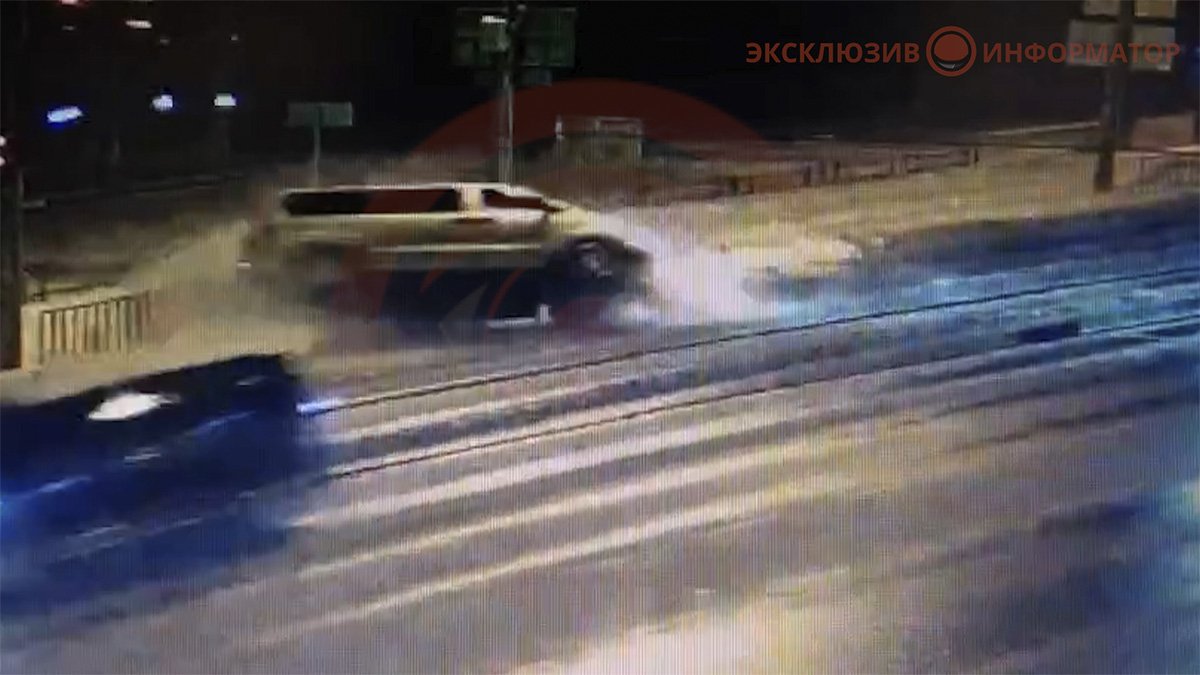 В Днепре на Воронежской Hyundai занесло на скользкой дороге и он влетел в столб