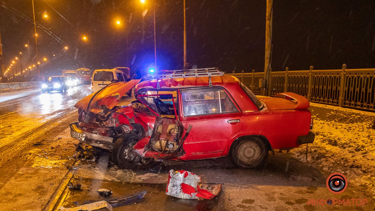 На Амурском мосту лоб в лоб столкнулись Dacia и ВАЗ: пострадала женщина