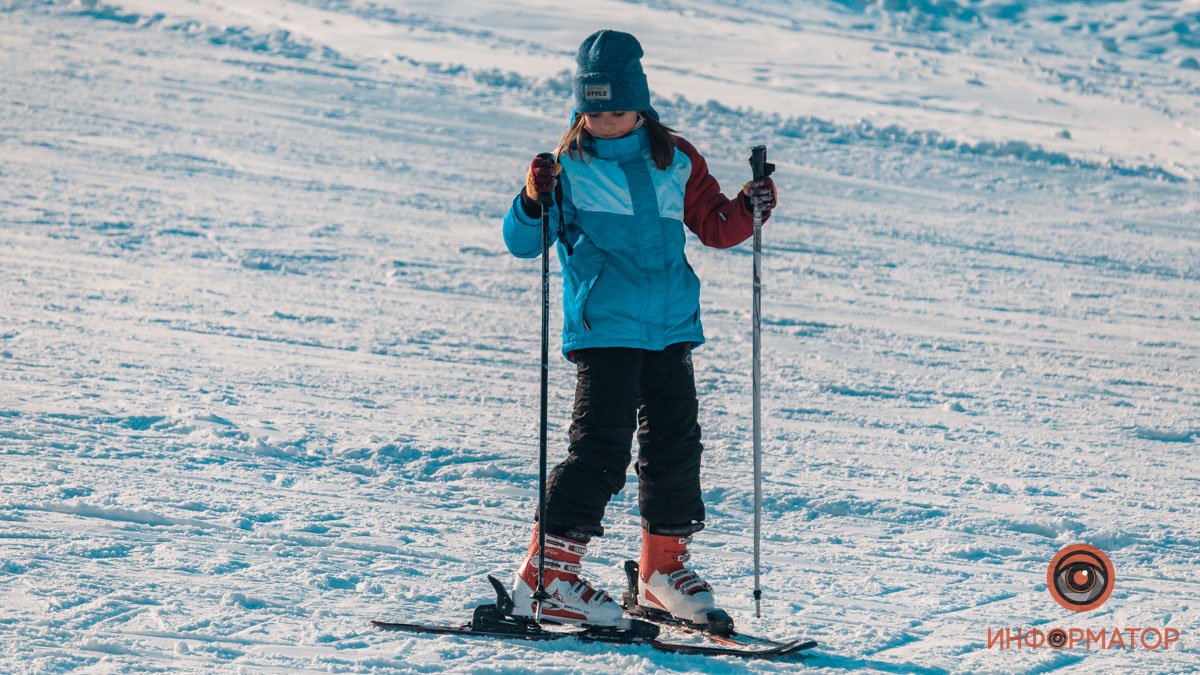 В Днепре десятки людей устроили  в "Лавине" зимние покатушки на сноубордах и лыжах