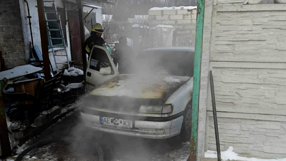 В Днепре на территории частного дома загорелся Opel: видео